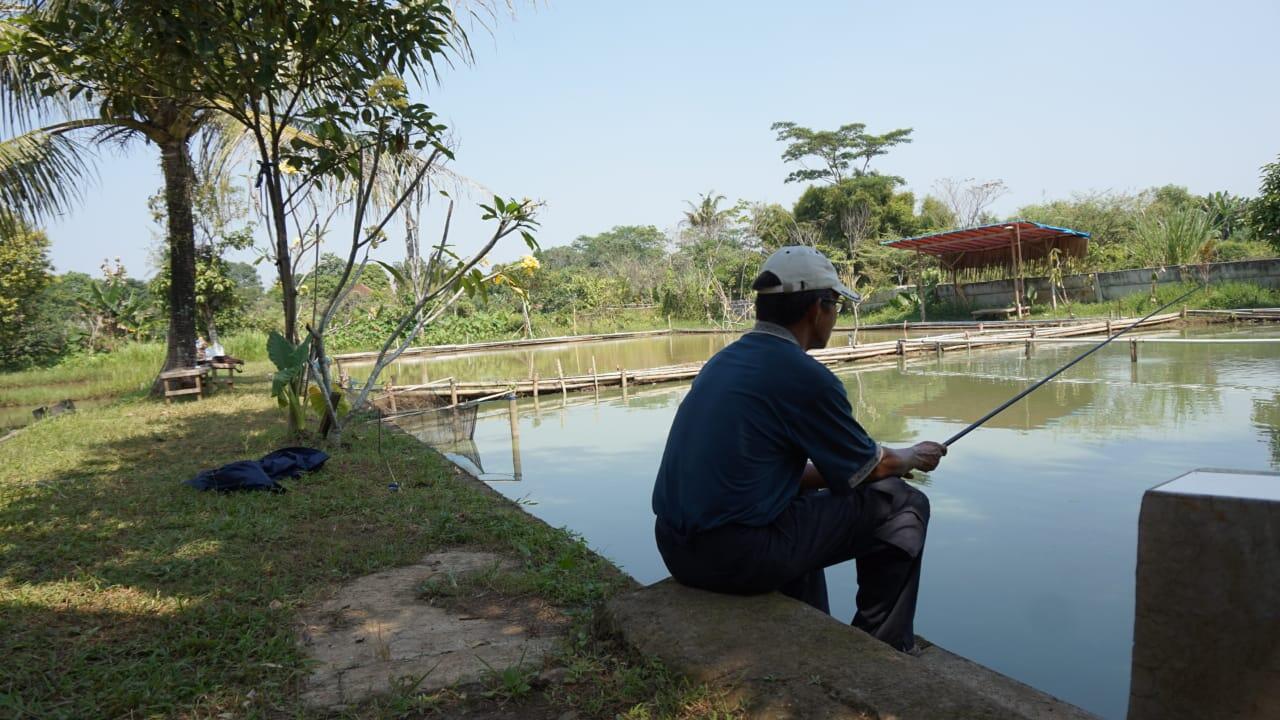 Mancing Santai Bareng Keluarga di Cidokom