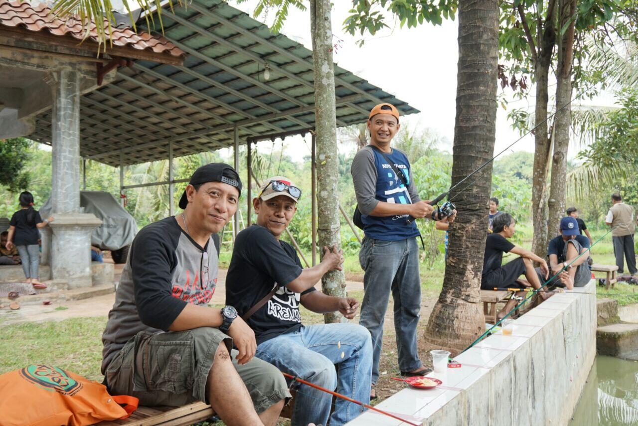 Mancing Santai Bareng Keluarga di Cidokom