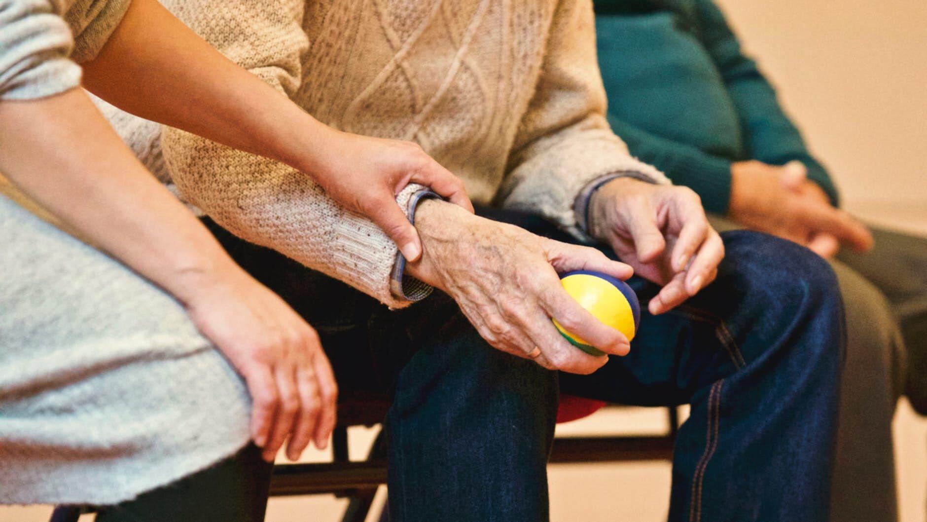 Bukan Manja! Ini 7 Bukti Didikan Kakek Nenek Bikin Kita Jadi Pemberani