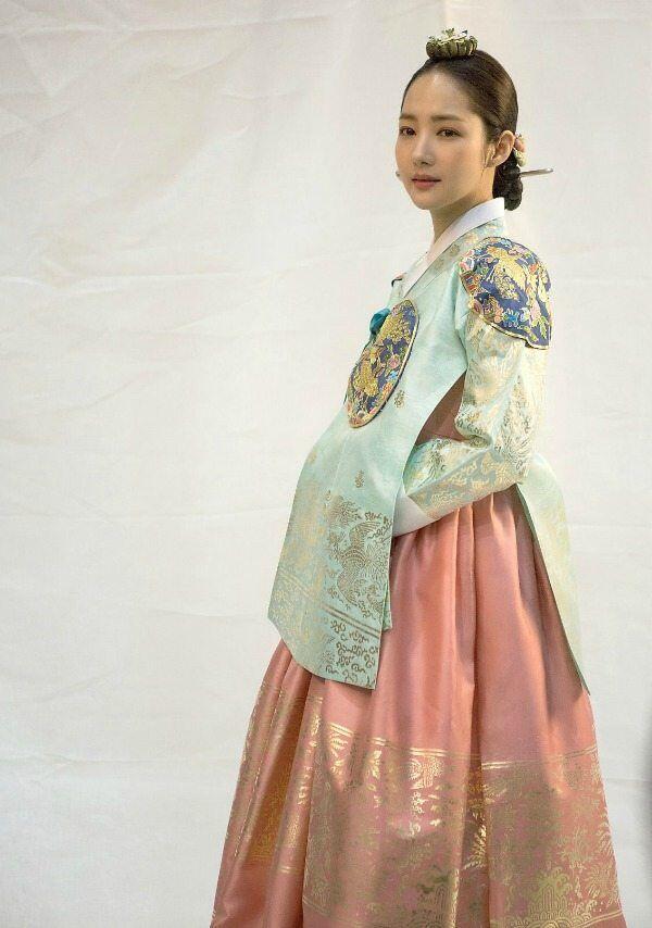 Gak Cuma Wanita Karier, 6 Aktris Ini Sukses Perankan Ratu di KDrama