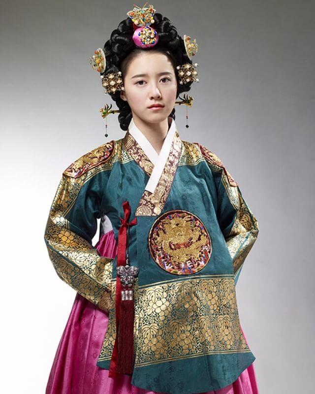 Gak Cuma Wanita Karier, 6 Aktris Ini Sukses Perankan Ratu di KDrama