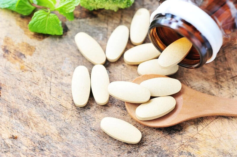 7 Obat Ini Wajib Dibawa saat Traveling, Stamina Bakal Oke Terus!