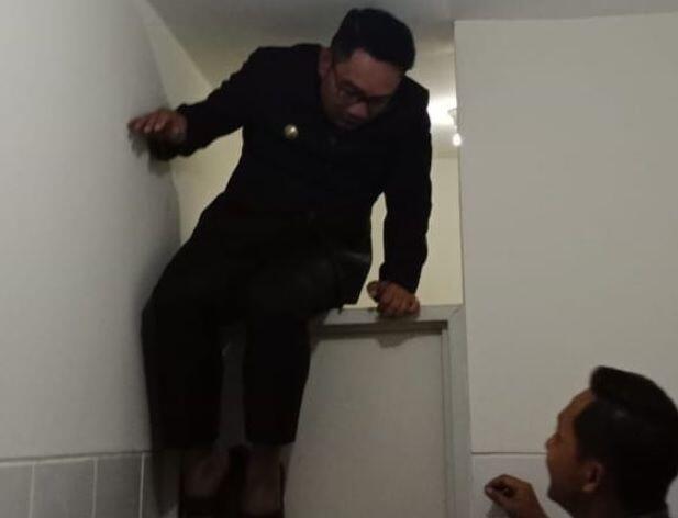 Geger Aksi Ridwan Kamil Memanjat karena Terkunci di Toilet