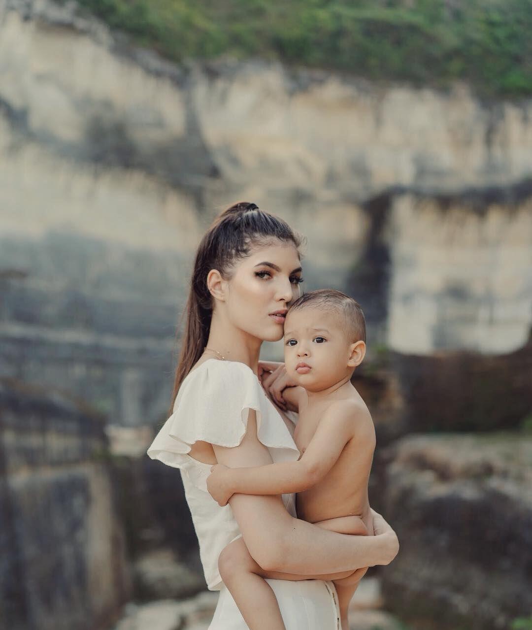 10 Bayi Artis Berwajah Bule Ini Gemesnya Maksimal, Imut Parah!
