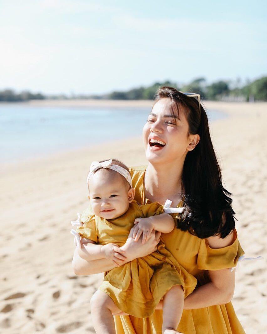 10 Bayi Artis Berwajah Bule Ini Gemesnya Maksimal, Imut Parah!