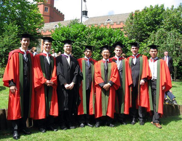 10 Toga Wisuda Paling Unik dari Berbagai Universitas di Dunia!