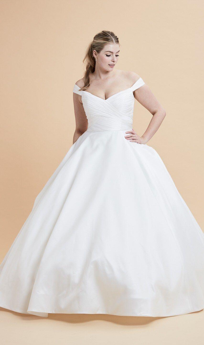10 Inspirasi Wedding Dress Anggun untuk Cewek Bertubuh Plus, Menawan!