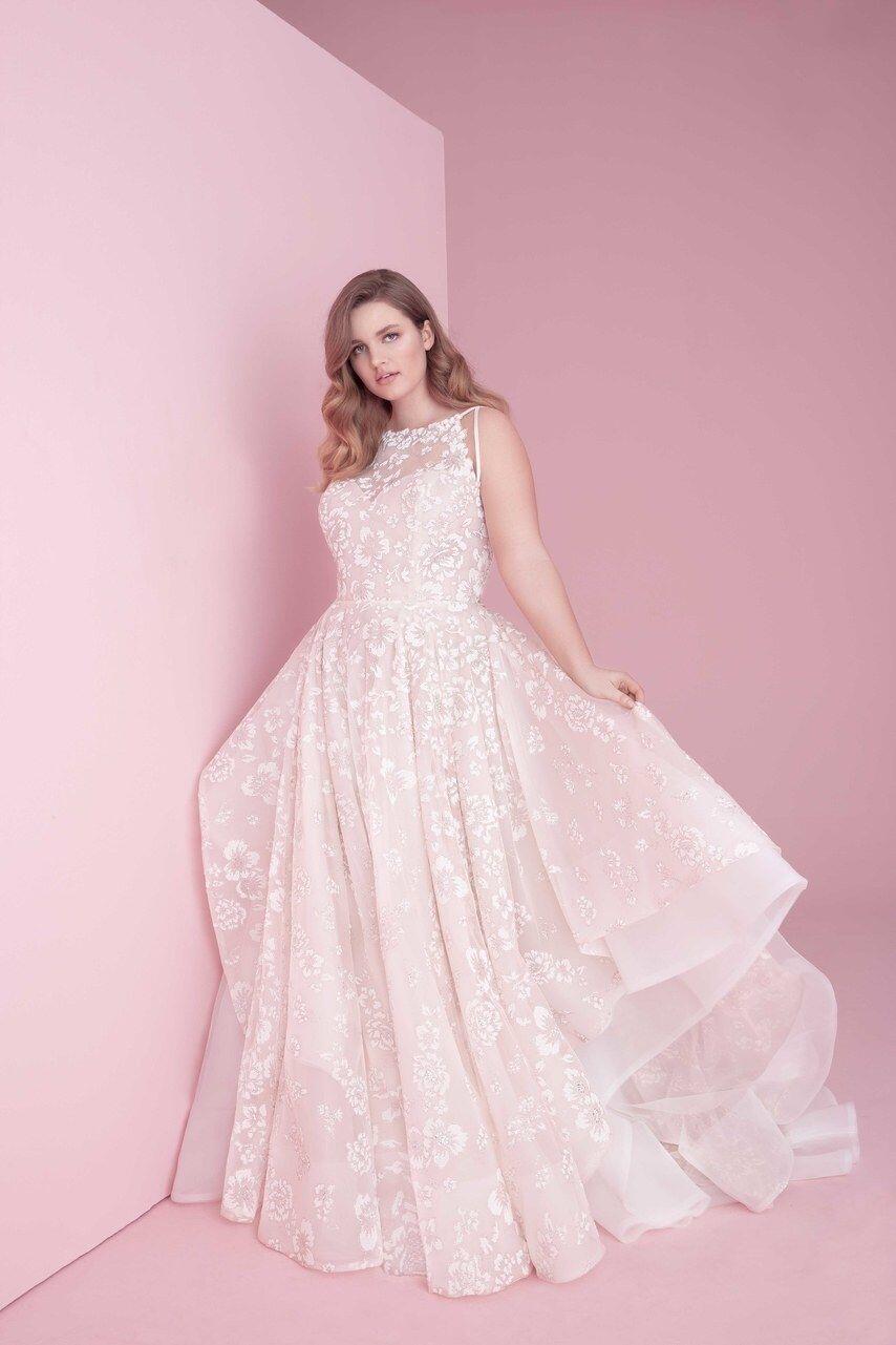 10 Inspirasi Wedding Dress Anggun untuk Cewek Bertubuh Plus, Menawan!