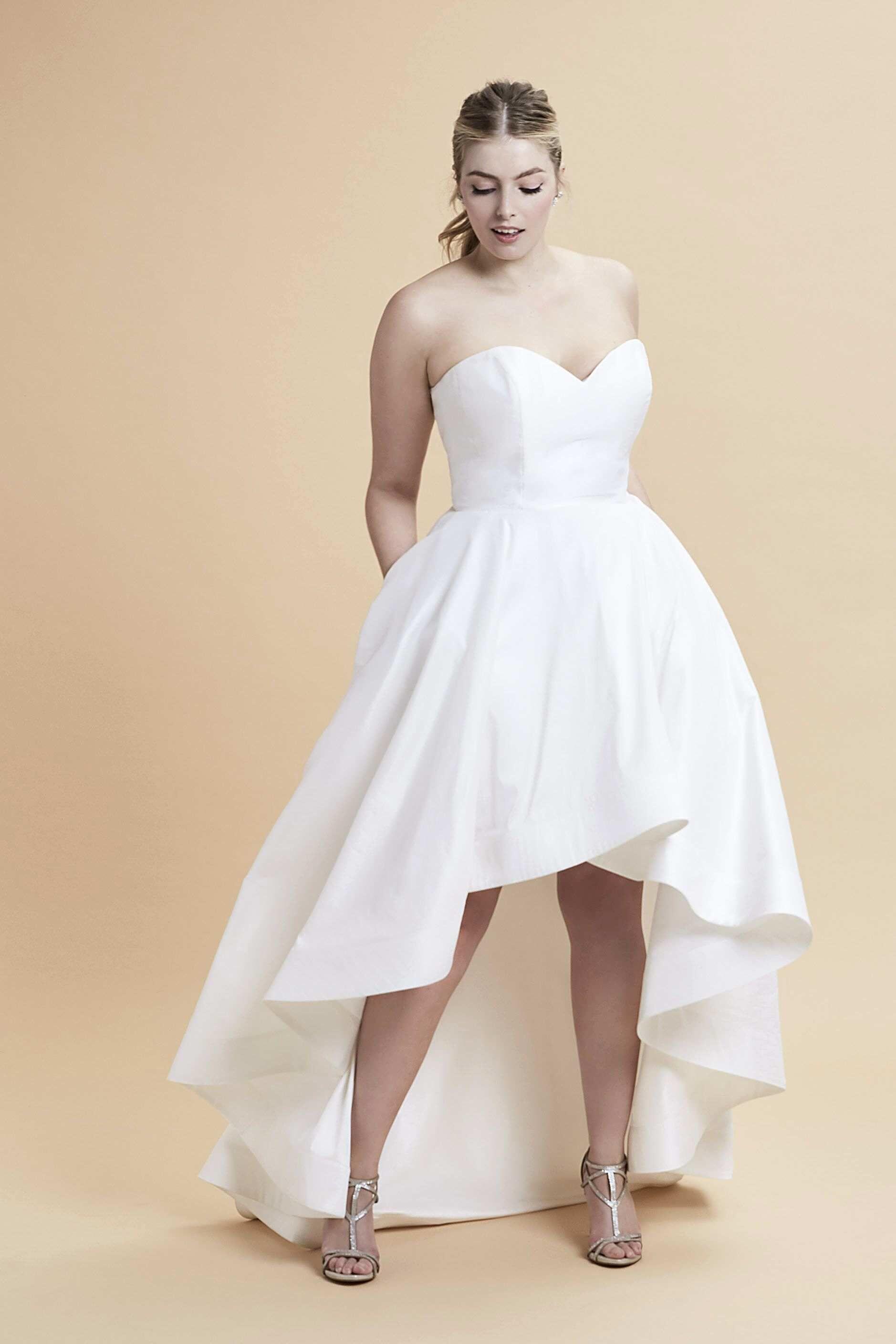 10 Inspirasi Wedding Dress Anggun untuk Cewek Bertubuh Plus, Menawan!