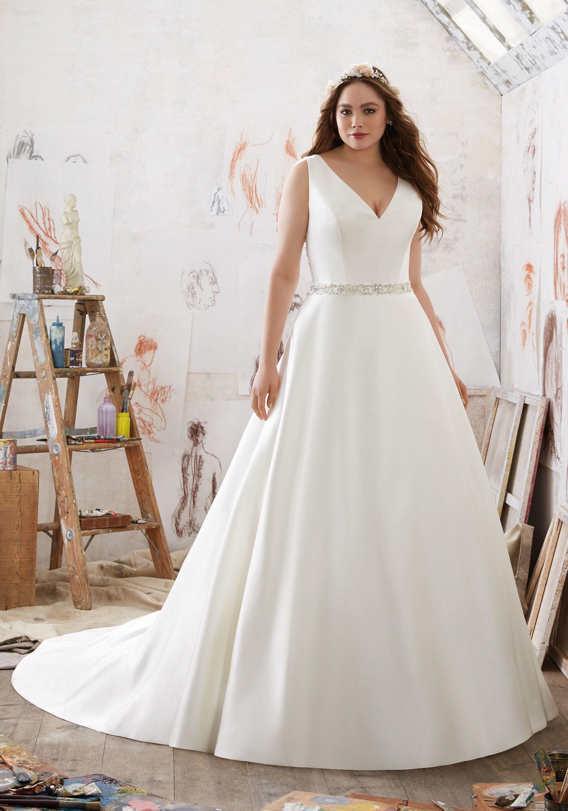 10 Inspirasi Wedding Dress Anggun untuk Cewek Bertubuh Plus, Menawan!