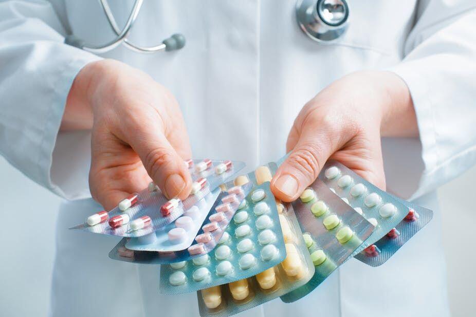 Apa Sih Bedanya Minum Obat Sebelum dan Sesudah Makan? Ini Jawaban Ahli