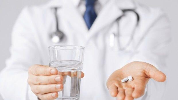 Apa Sih Bedanya Minum Obat Sebelum dan Sesudah Makan? Ini Jawaban Ahli