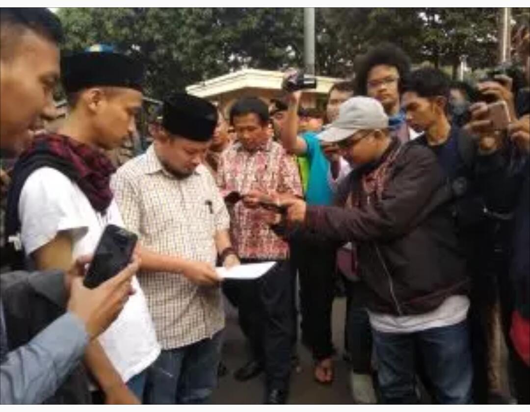 Sempat Ricuh, Anggota DPRD Kota Tangerang Temui Demonstran