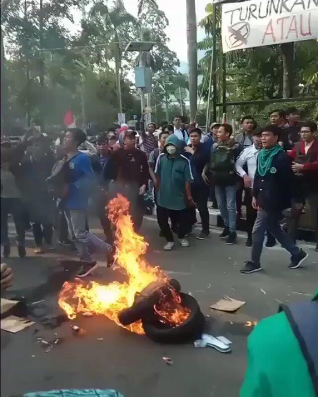 Sempat Ricuh, Anggota DPRD Kota Tangerang Temui Demonstran