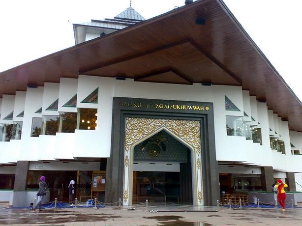 Hotel dekat Masjid yang Asri dan Keren di Bandung. Apa Aja, sih?