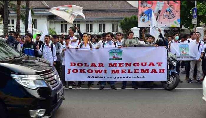 Mahasiswa Demo di Depan Istana: Kebijakan Jokowi Rugikan Rakyat