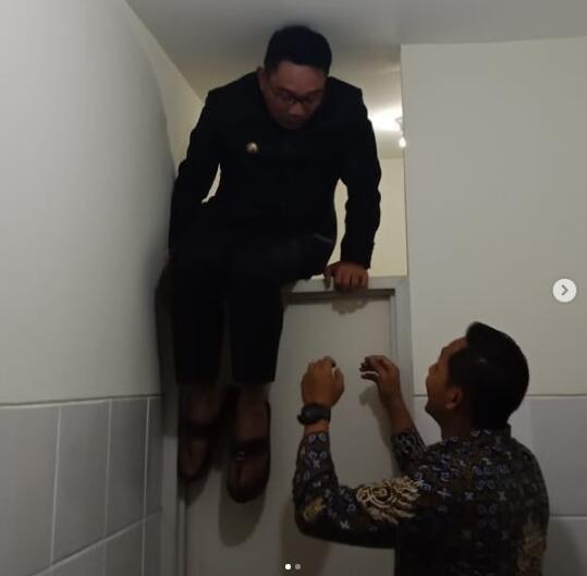 Momen Lucu Ketika Kang Emil / Ridwan Kamil Terkunci Di Kamar Mandi