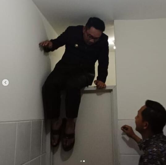 Momen Lucu Ketika Kang Emil / Ridwan Kamil Terkunci Di Kamar Mandi
