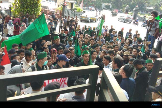 Demo Sempat Ricuh, Mahasiswa Minta Menag Lukman Hakim Dicopot