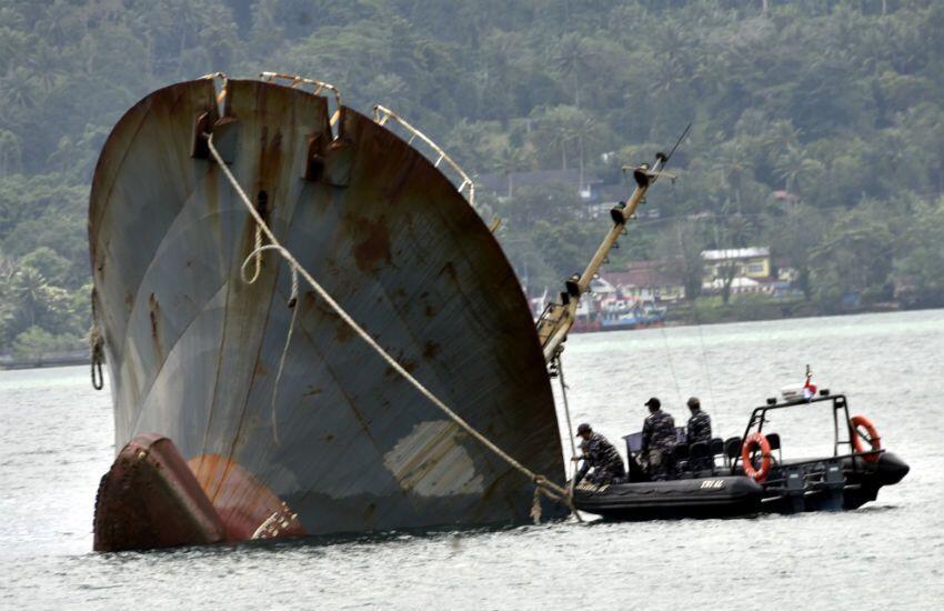 Kapal Terbakar di Perairan Balut, 10 Orang Tewas