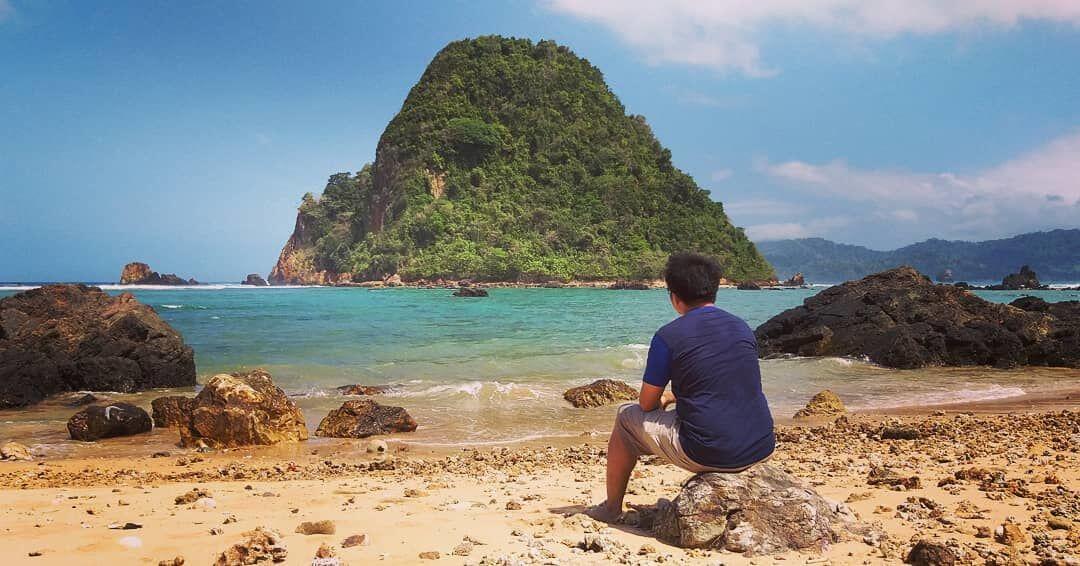 6 Potret Kecantikan Pantai Pulau Merah, Harus Dikunjungi!