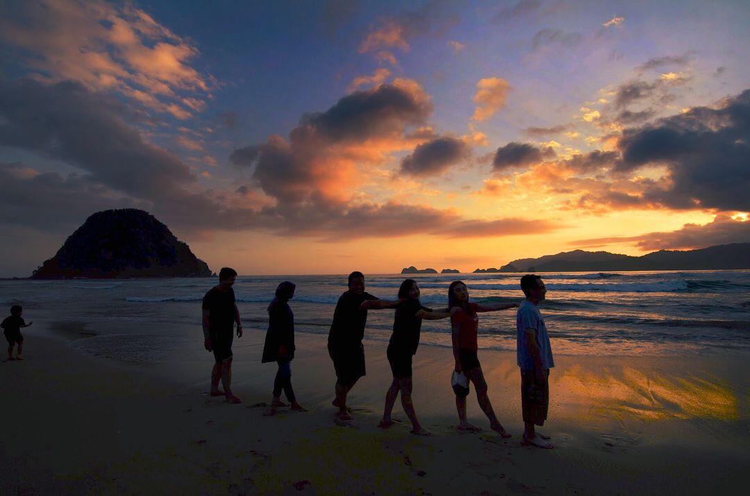 6 Potret Kecantikan Pantai Pulau Merah, Harus Dikunjungi!