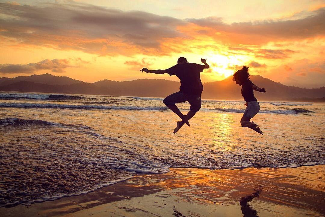6 Potret Kecantikan Pantai Pulau Merah, Harus Dikunjungi!