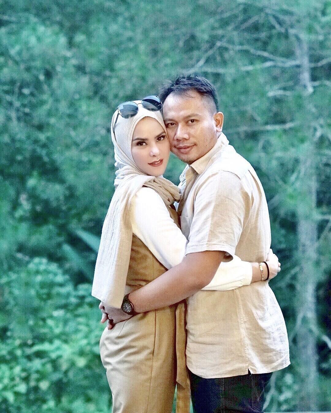 Sempat Dikira Settingan, 10 Potret Mesra Vicky Prasetyo & Angel Lelga