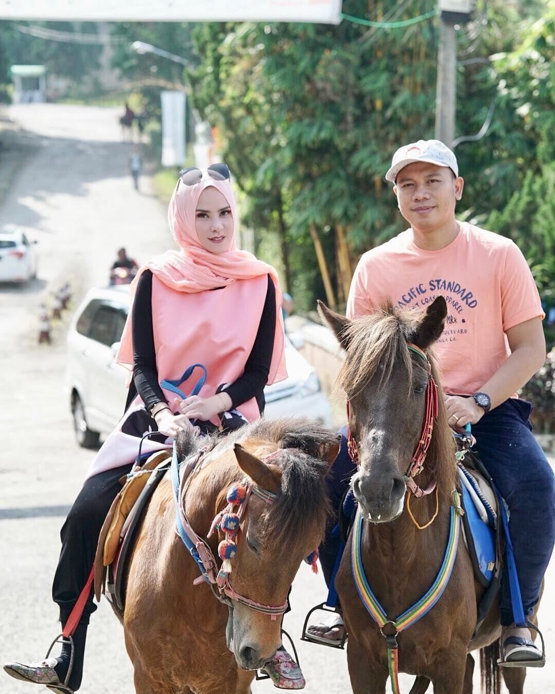 Sempat Dikira Settingan, 10 Potret Mesra Vicky Prasetyo & Angel Lelga