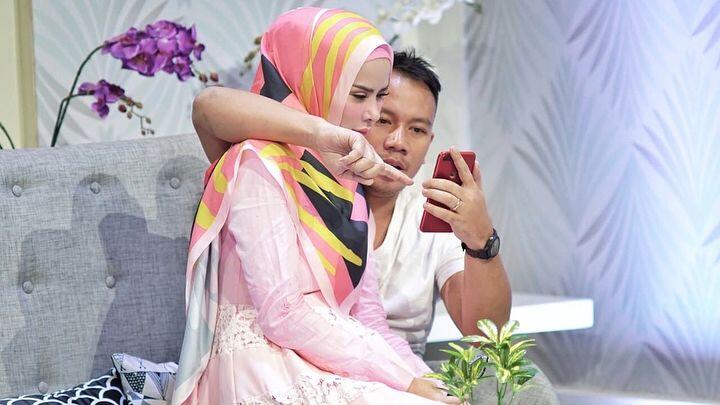 Sempat Dikira Settingan, 10 Potret Mesra Vicky Prasetyo & Angel Lelga