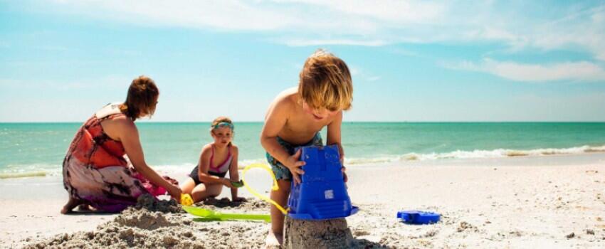 Liburan ke Pantai Bareng Anak? Siapkan 7 Peralatan Wajib Ini!