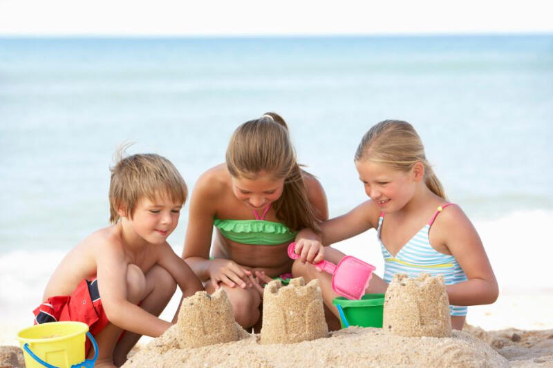 Liburan ke Pantai Bareng Anak? Siapkan 7 Peralatan Wajib Ini!