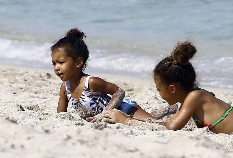 Liburan ke Pantai Bareng Anak? Siapkan 7 Peralatan Wajib Ini!