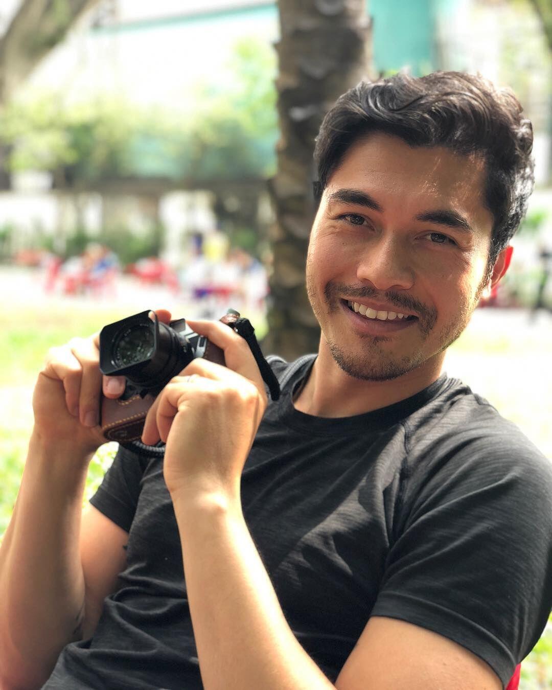 10 Potret Memesona Henry Golding, Si Aktor Tampan Crazy Rich Asians