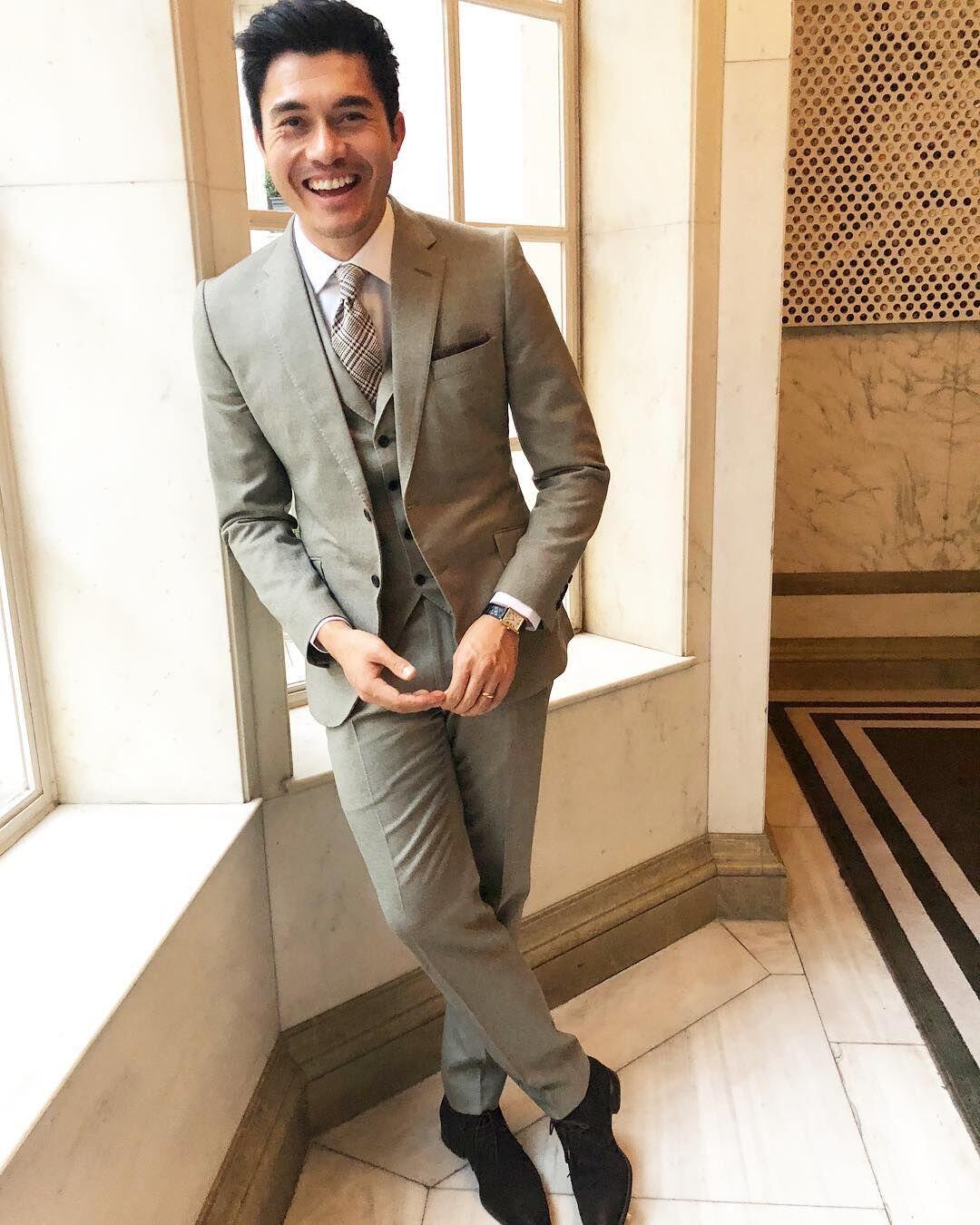10 Potret Memesona Henry Golding, Si Aktor Tampan Crazy Rich Asians