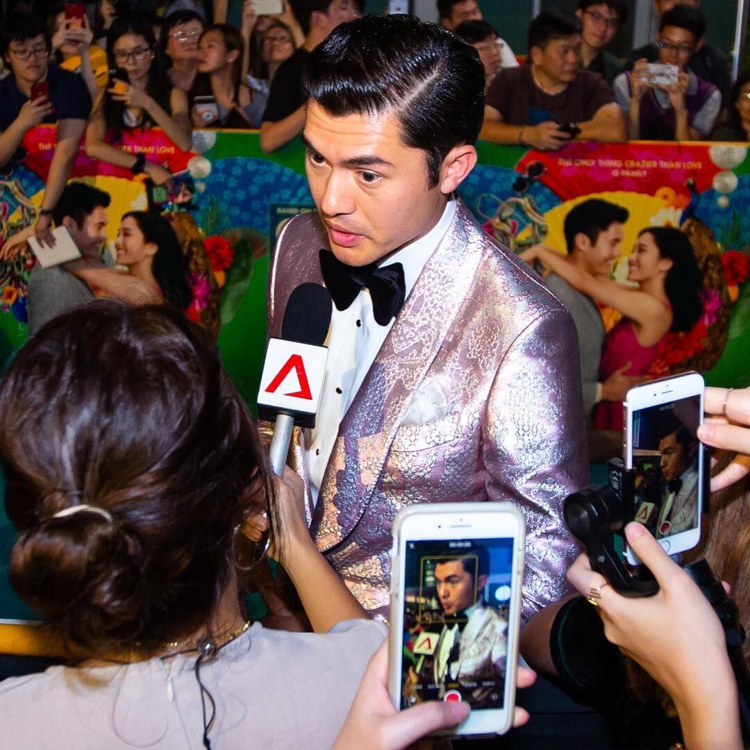 10 Potret Memesona Henry Golding, Si Aktor Tampan Crazy Rich Asians