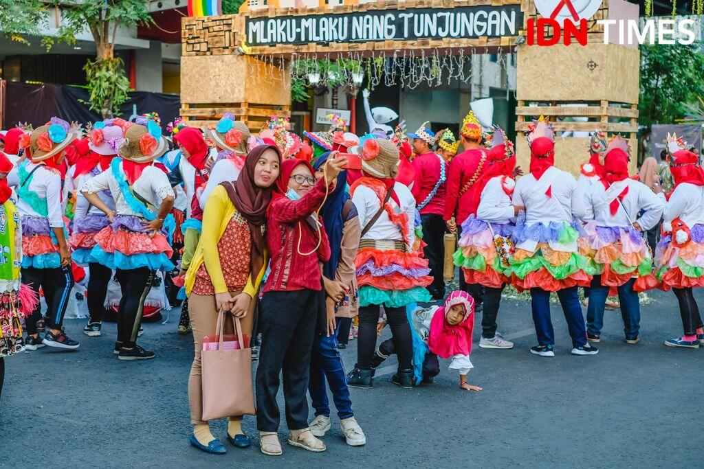 18 Potret Seru Mlaku-Mlaku nang Tunjungan, Wali Kota Risma Sampai Joget