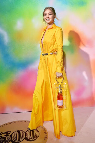 Gigi Hadid Bergaya dengan Aksesori Berupa Botol Wine, Yay or Nay?