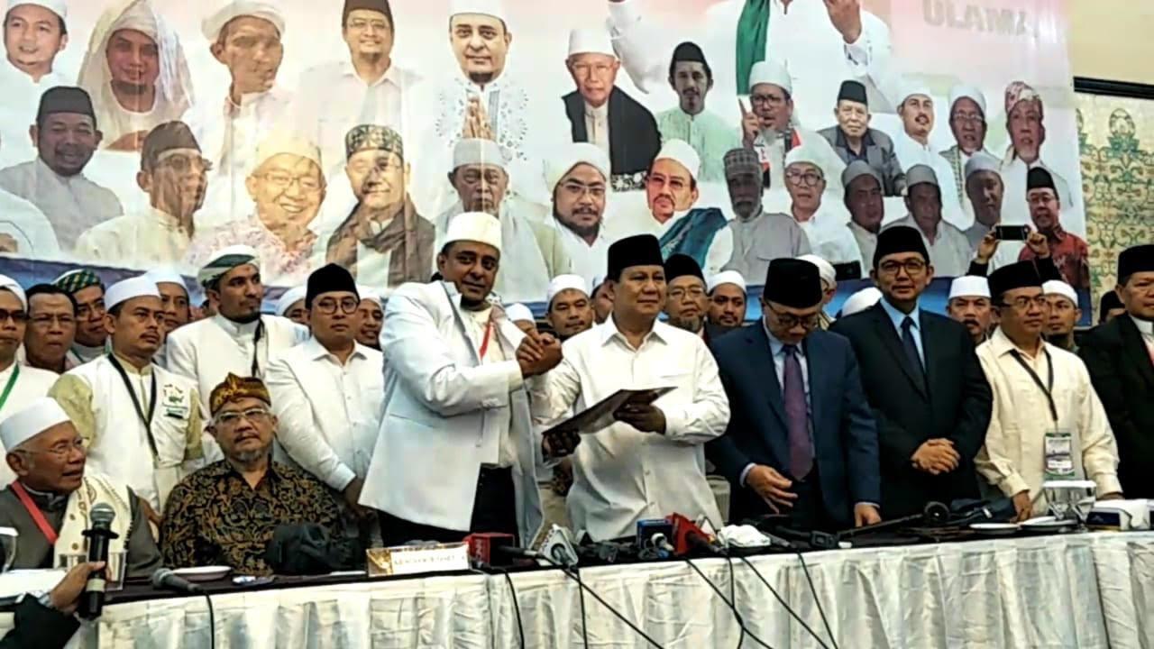 Teken Pakta Integritas Ijtima Ulama II, Prabowo Siap Pulangkan Rizieq Shihab