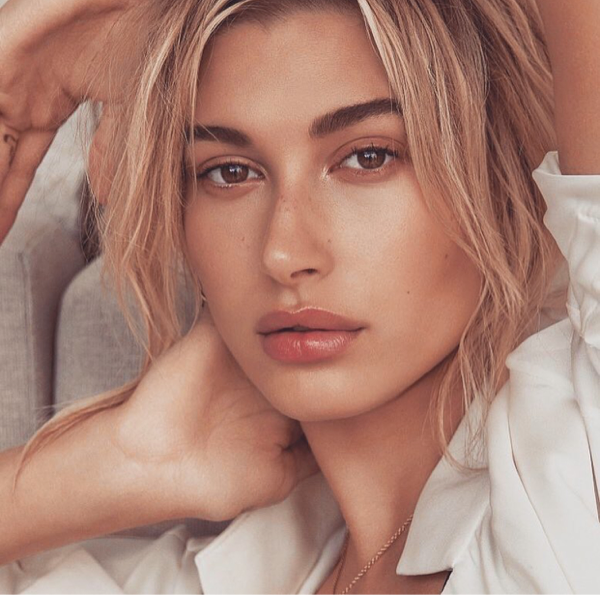 Gaya Nyentrik Si Seksi Hailey Baldwin, Calon Istri Justin Bieber