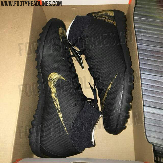 Melihat Lebih Dekat Paket Sepatu Bola 'Black Lux' Baru dari Nike