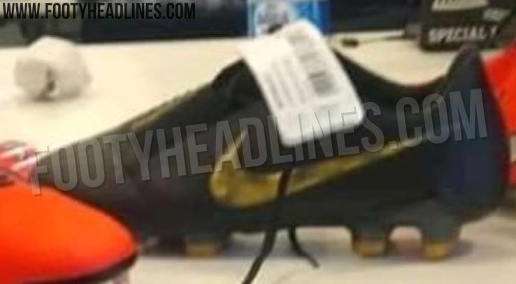 Melihat Lebih Dekat Paket Sepatu Bola 'Black Lux' Baru dari Nike