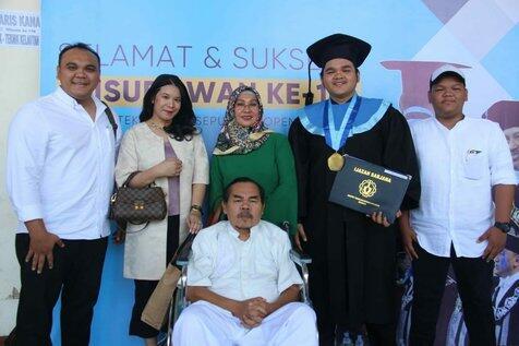 Idap Stroke, Mat Solar Hadiri Wisuda Putranya Pakai Kursi Roda