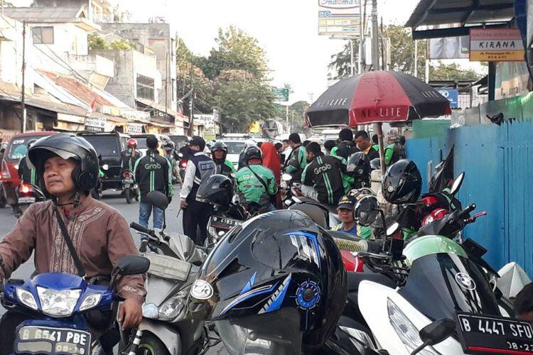 Pejalan Kaki di Bekasi Keluhkan Ojek Online yang Parkir di Badan Trotoar