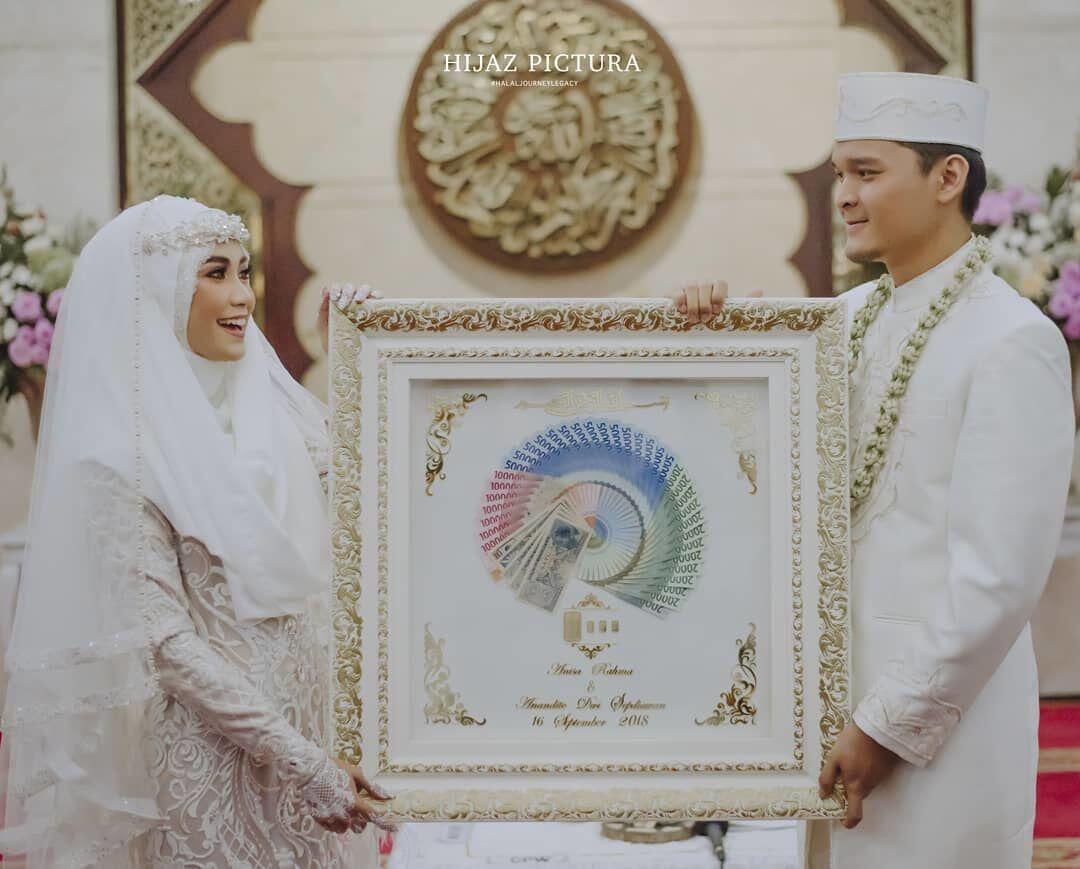 Dari Tunangan Hingga Nikah Penampilan Anisa Rahma Syari Menawan