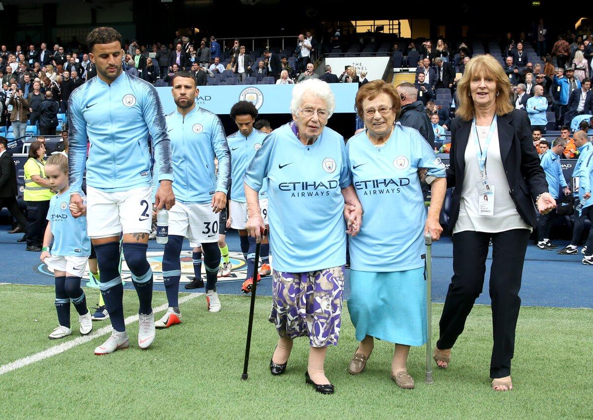 Nenek-nenek Renta Saja Bela Total Manchester City Gan, Kalau Kamu Gimana?