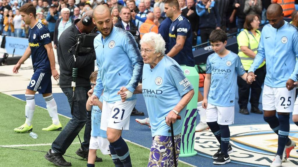 Nenek-nenek Renta Saja Bela Total Manchester City Gan, Kalau Kamu Gimana?