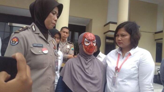 Spiderman Berhijab Ini Jadi Bos Panti Pijat Plus-plus