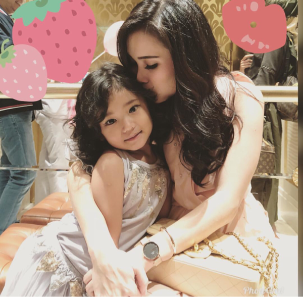 Adu Gaya 8 Mahmud Abas Cantik dan Populer di Indonesia