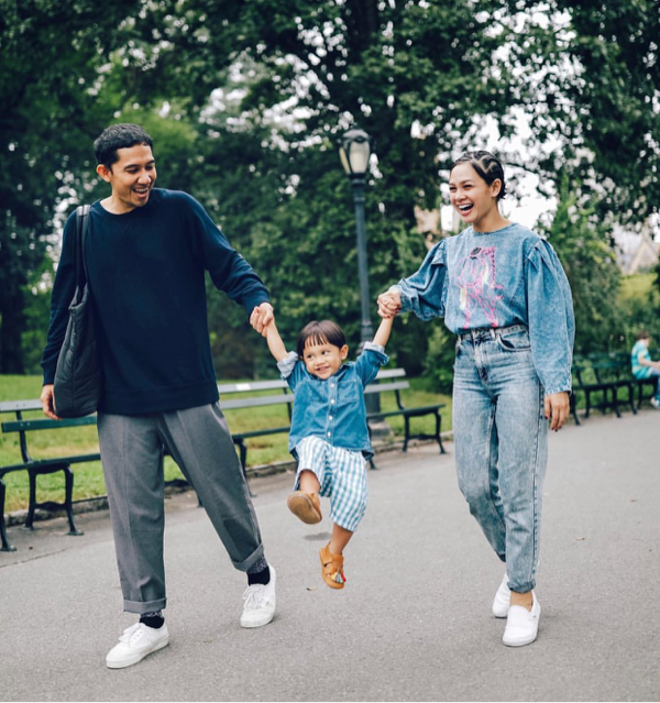 Adu Gaya 8 Mahmud Abas Cantik dan Populer di Indonesia